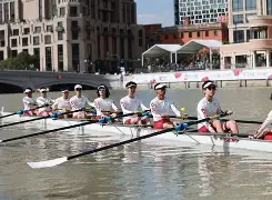 赛艇常规赛上演强强对话，三湘犀牛队强势反弹瓯越飞鹰队，团队配合流畅；保级形势悄然变化